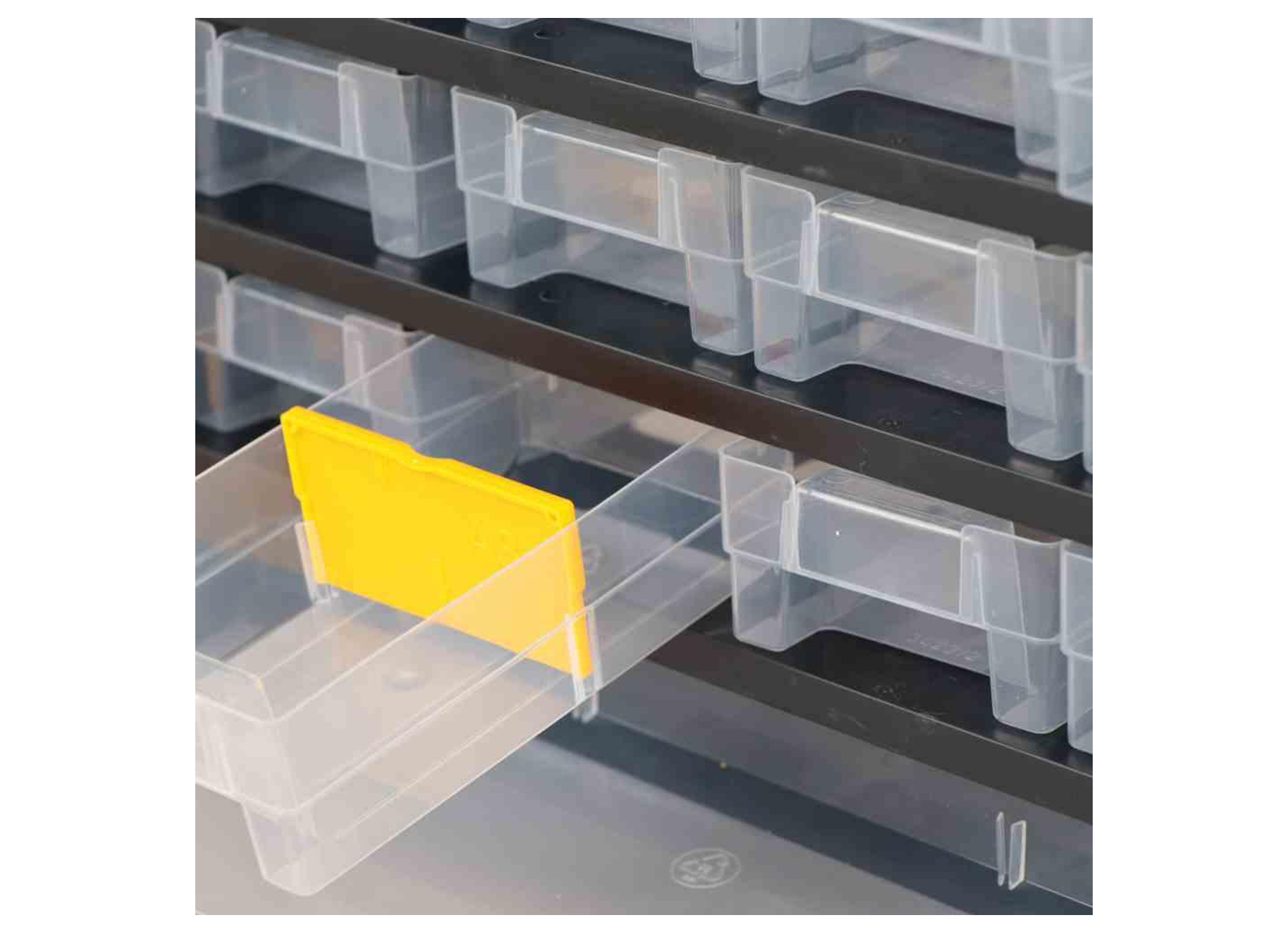 OPBERGKAST MET 21 SCHUIVEN 300X135X330MM