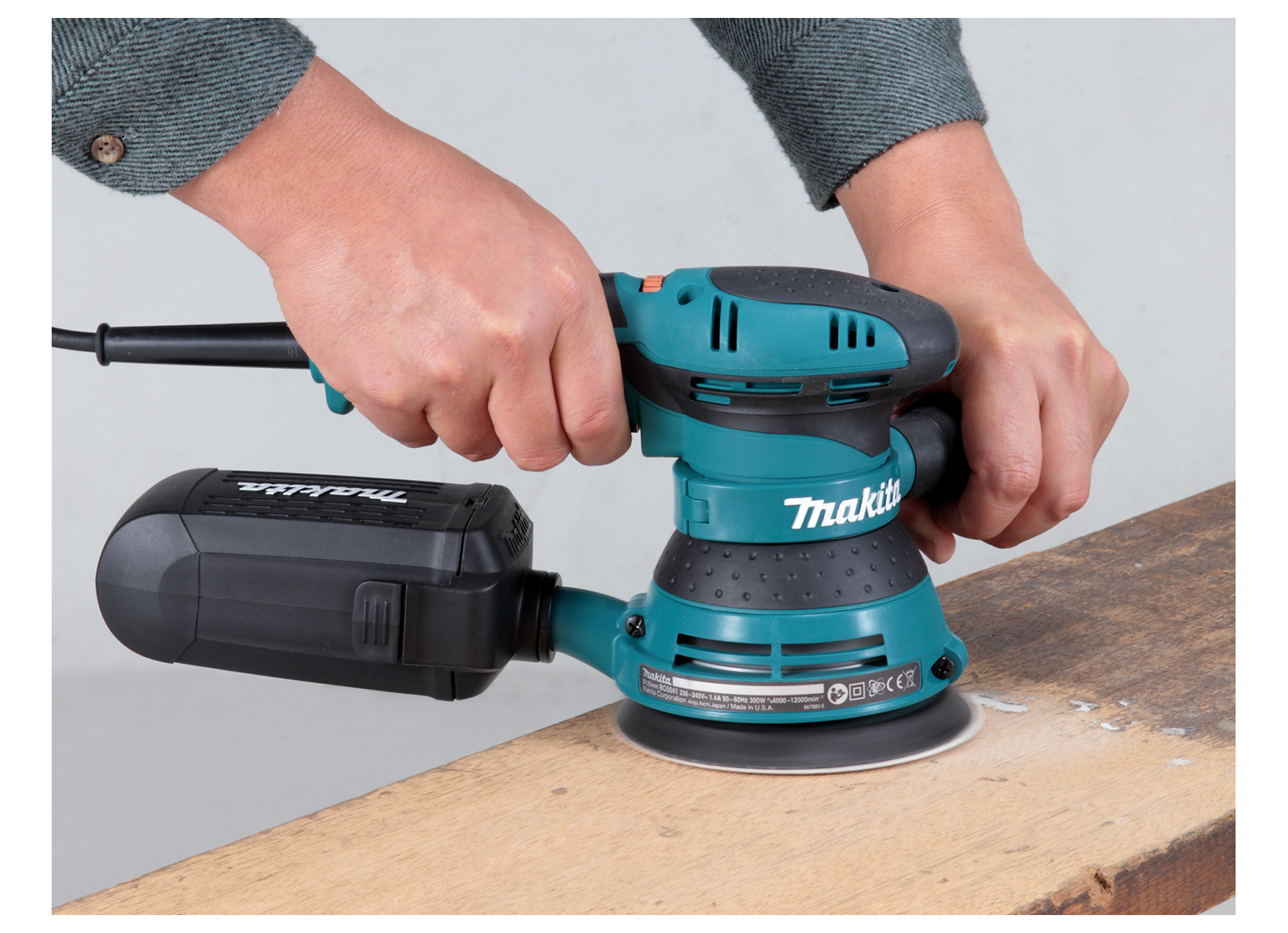 MAKITA EXCENTRISCHE SCHUURMACHINE 300W 125MM MET VARIABELE SNELHEID + HANDGREEP IN KOFFER BO5041K