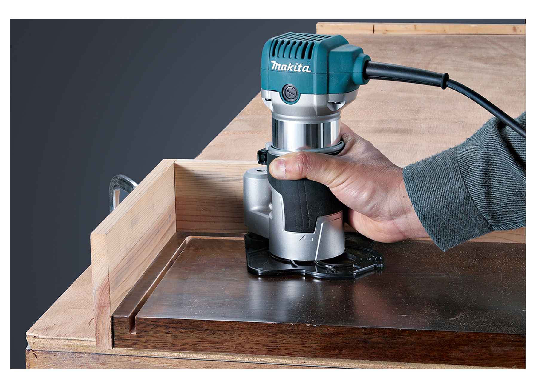 MAKITA AFFLEUREUSE / DEFONCEUSE (4 MACHINES EN 1) 710W 8MM MAX PLONGEE 35MM MAKPAC RT0700CX3J