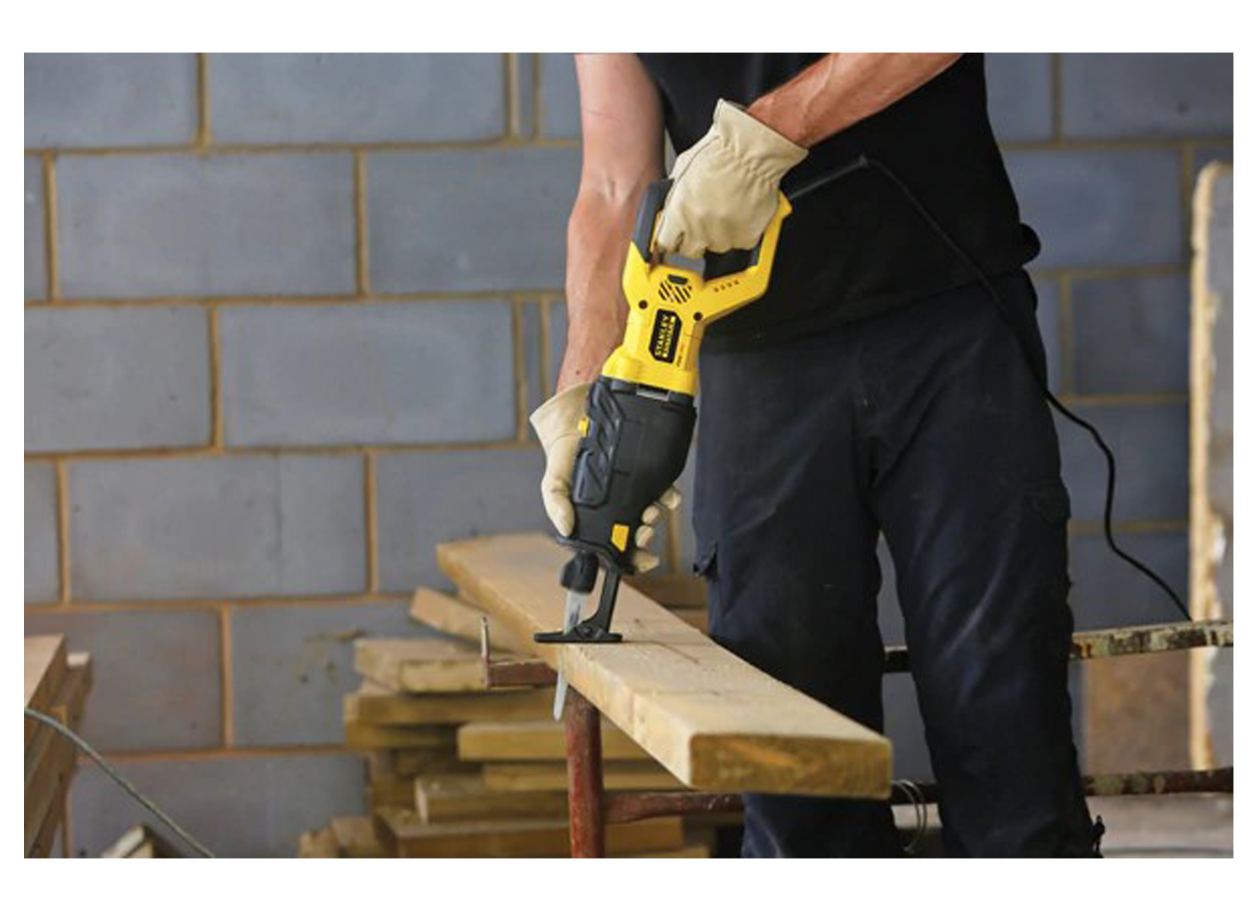 STANLEY SCIE SABRE 1050W FME365K + LAME POUR BOIS + COFFRE