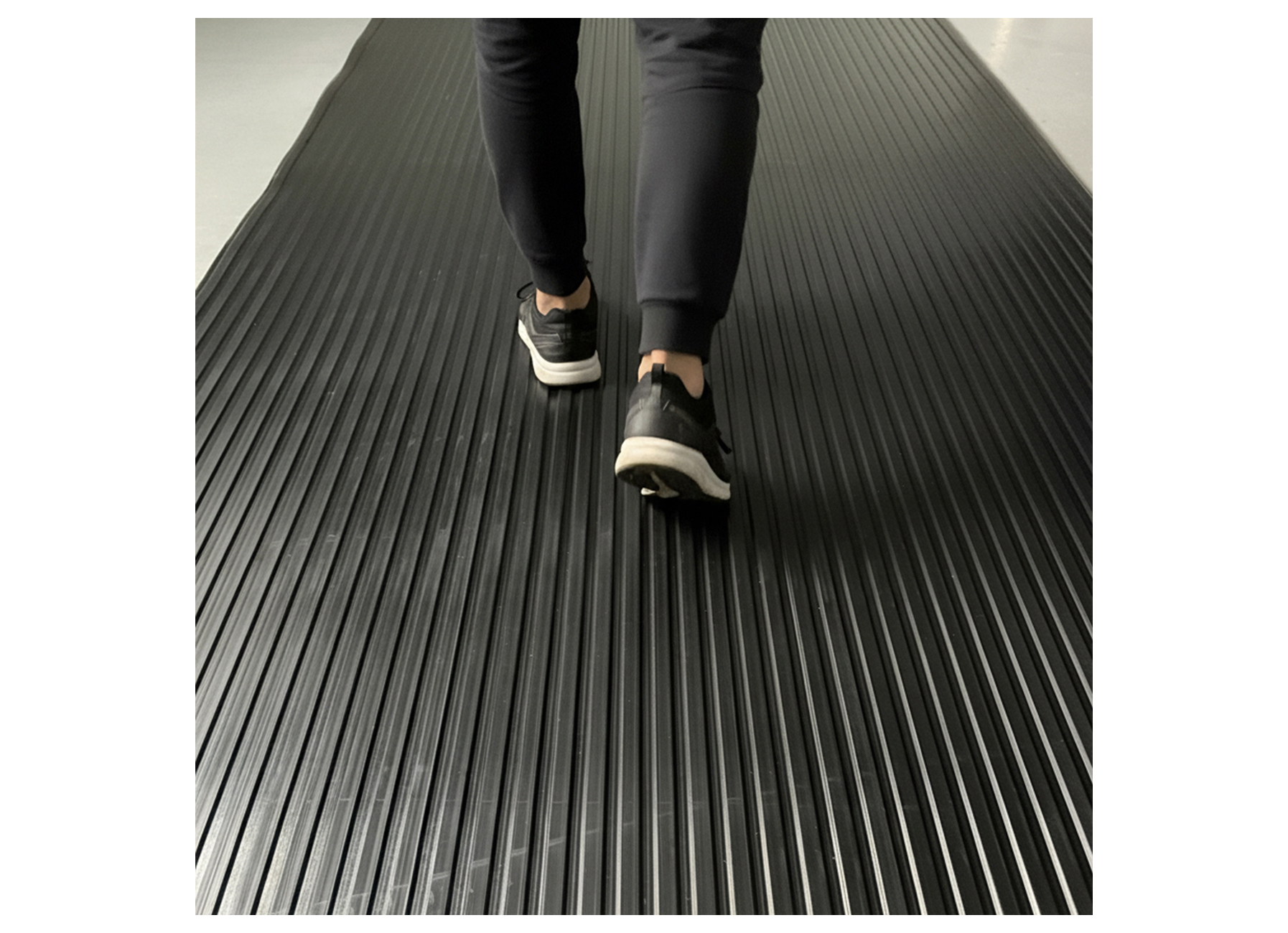 COULOIR CAOUTCHOUC STRIE LARGE 6MM 1.2MX10M ZWART (PAR M CRT)