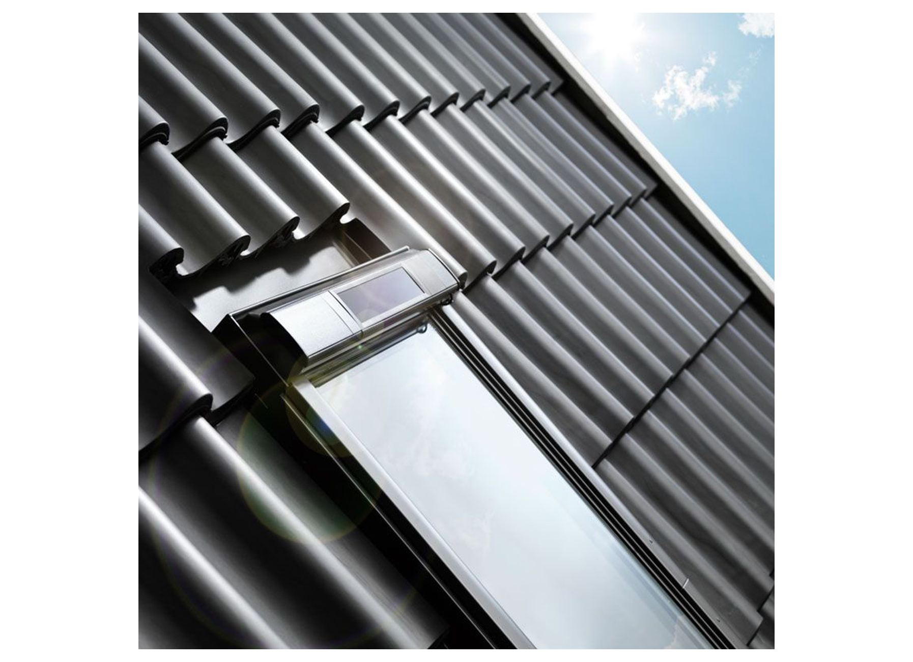 VELUX FENETRE DE TOIT A ENERGIE SOLAIRE BASCULANTE GGL BOIS BLANC